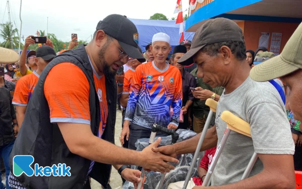 Thumbnail Berita - Bupati Halsel Serahkan Bantuan Langsung untuk Penyandang Disabilitas di Desa Gane Luar