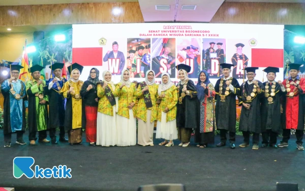 Thumbnail Berita - Bupati Bojonegoro Hadiri Wisuda Ke-39 Unigoro, Ajak Lulusan Jadi Generasi Tangguh dan Adaptif