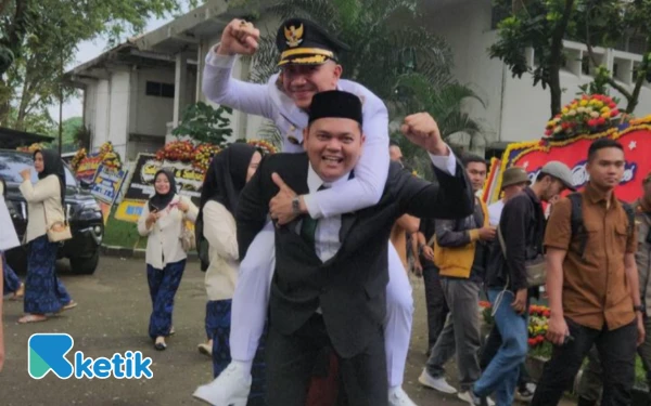 Thumbnail Berita - Bupati Hasbi Ulang Tahun, Anggota DPRD Lebak Regen Abdul Aris Beri Kejutan Spesial