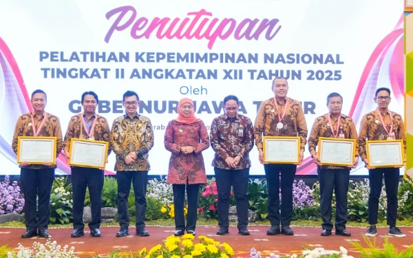 Thumbnail Berita - WOW! Strategi Khofifah Bikin Program Nasional Laris Manis di Jatim, ASN Wajib Tahu!
