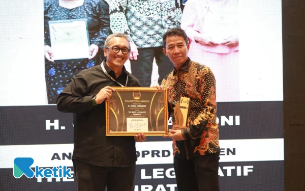 H. Oong Syahroni Raih Penghargaan The Best Legislatif Aspiratif di Tangerangpos Award 2025