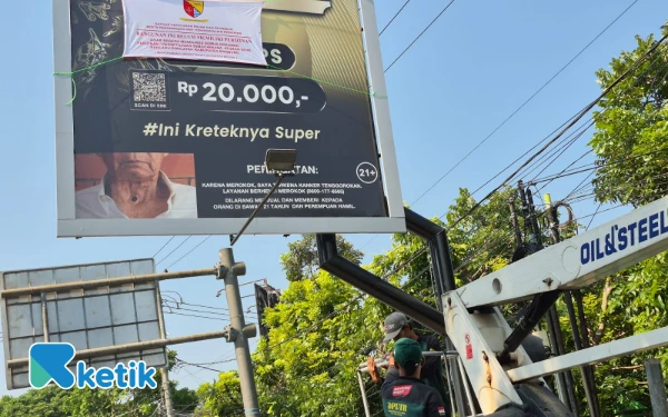 Thumbnail Berita - Kejar Target PAD, Pemkab Bandung Segel Bangunan Reklame Tanpa Izin