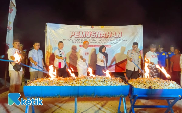 Hasil Operasi, Satpol PP Situbondo dan Bea Cukai Musnahkan 139 Ribu Batang Rokok Ilegal