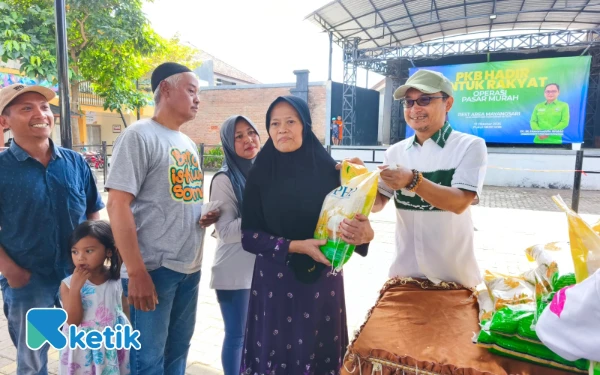 Thumbnail Berita - ‎Sekjen PKB Gelar Pasar Murah di Kota Batu, Sediakan Ribuan Paket Sembako