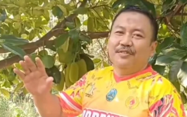 Ketua Golkar Jatim Ali Mufthi Temukan Kedamaian di Kebun Buahnya Sendiri