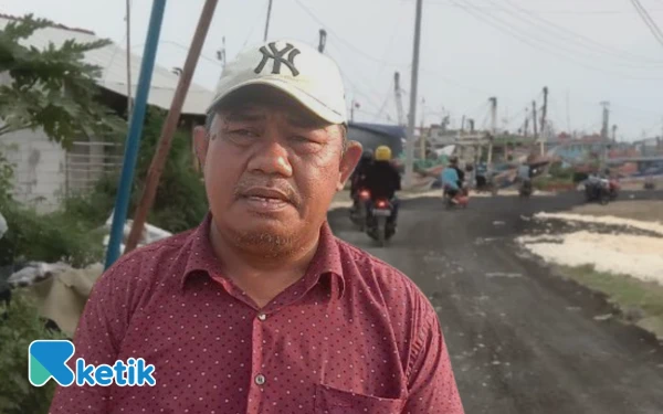 Thumbnail Berita - Jalan Rusak Tak Kunjung Diperbaiki, Nelayan Kluwut Brebes Gotong Royong Bangun Akses Pelabuhan Secara Swadaya