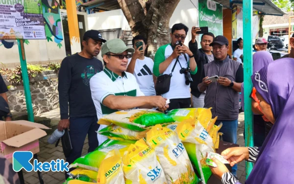 Thumbnail Berita - Ribuan Paket Sembako Pasar Murah Sekjen PKB Ludes Diborong Warga Kota Batu