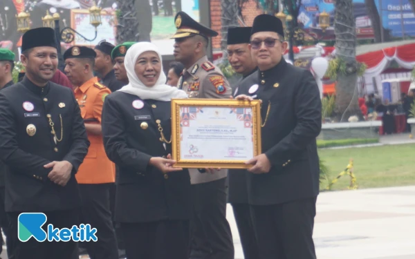 Thumbnail Berita - Pemprov Jatim Serahkan Penghargaan kepada Insan dan Instansi Berpengaruh, Berikut Daftarnya