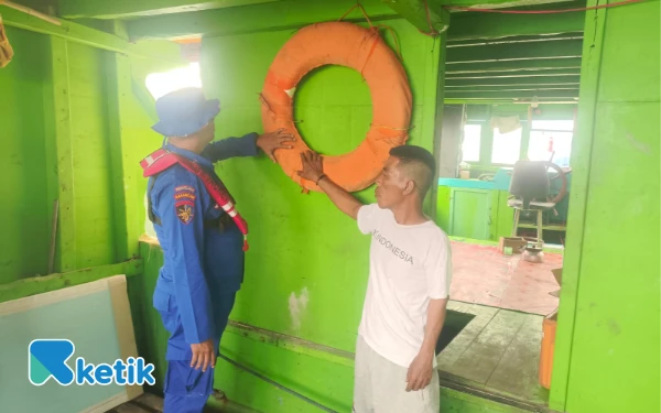Thumbnail Berita - Satpolairud Situbondo Ingatkan Nelayan Disiplin Alat Keselamatan