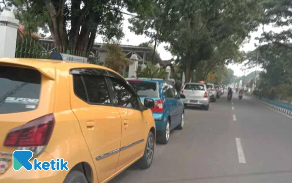 Thumbnail Berita - Jalan Dalam Kota Lebak Dipenuhi Parkir Liar, Pengguna Jalan Merasa Terganggu