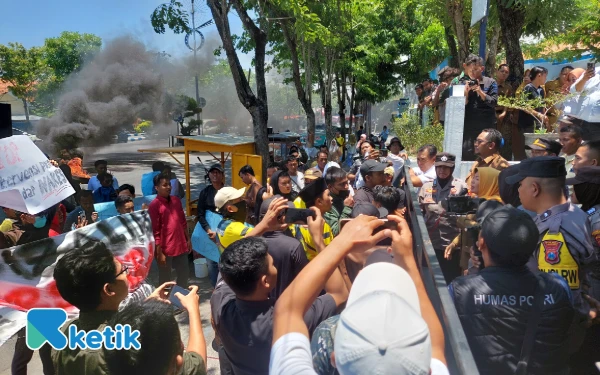 Tenaga Kesehatan Sampang Demo, Tuding Pemecatan dan Rekrutmen PPPK Bermuatan Politik