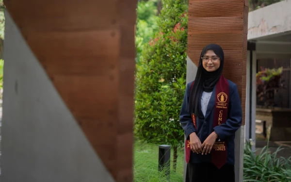 Thumbnail Berita - Kisah Annes Taklukkan Keterbatasan! Dari Buruh Pengupas Mete, Kini Wisudawan Terbaik UB