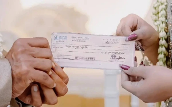 Thumbnail Berita - Viral Mahar Cek Rp3 Miliar, Kemenag Pacitan Sebut Nikah Tetap Sah Meski Pakai Mas Kawin Palsu