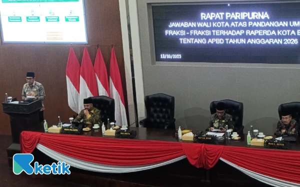 Thumbnail Berita - ‎Wali Kota Batu Sampaikan kebijakan Atasi Penurunan TKD Saat Paripurna   ‎