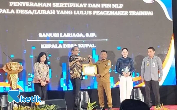 Menkumham Supratman Anugerahkan Pin NLP kepada Kades Sanusi La Riaga, Desa Kupal Halsel Resmi Miliki Posbankum