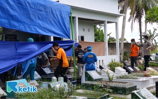 Thumbnail Berita - Tim Forensik Polda Sumsel Bongkar Makam Anti Puspita Sari, Ini Fakta Baru Penyebab Kematian