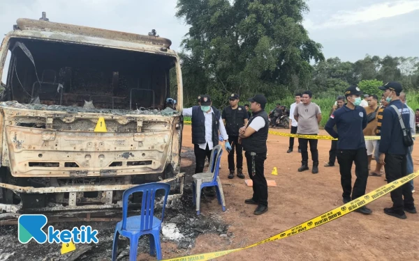 Thumbnail Berita - Truk Pengangkut Besi Terbakar, Polisi Temukan Botol Diduga Berisi BBM di TKP