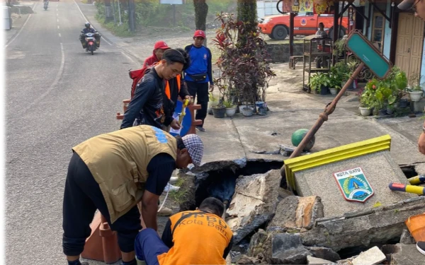 Thumbnail Berita - Jalan Alternatif Batu–Karangploso Ambles Dihantam Hujan Deras, Lalu Lintas Terganggu