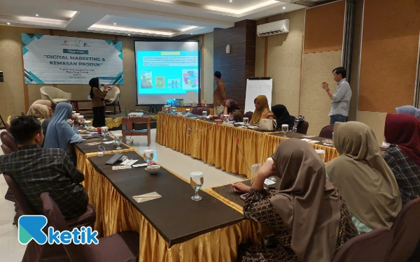 Tingkatkan Kualitas Kemasan, UMKM Binaan Medco Energi Sampang Pelajari Desain Label via Canva