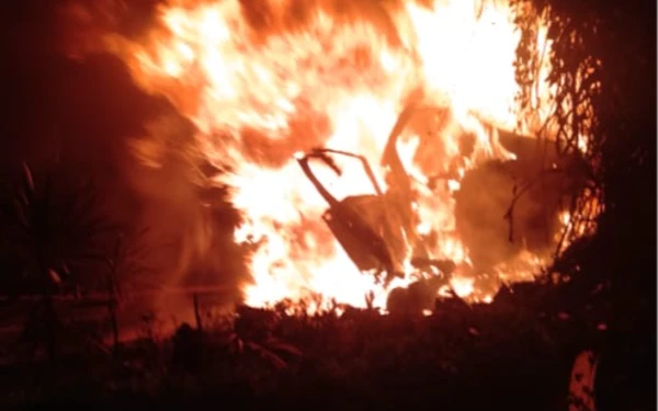 Diduga Mabuk, Honda Jazz Tabrak Pohon hingga Terbakar di Surabaya, 2 Tewas dan 1 Luka Berat