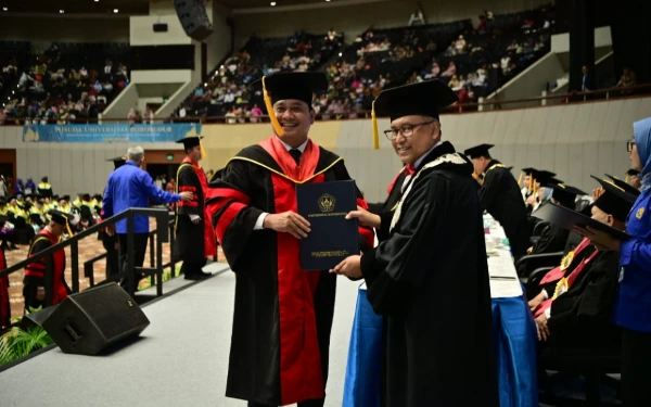 Thumbnail Berita - Wisuda Doktor dengan IPK 3,89, Bupati Askolani Berharap Jadi Motivasi Pendidikan Putra-Putrinya