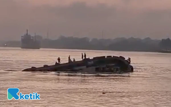 Thumbnail Berita - Dihantam Arus Sungai Musi, Tugboat Mitra Kencana X Terbalik dan Tenggelam