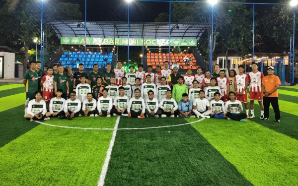 Thumbnail Berita - Legenda Timnas Indonesia Ikut Ngaji Soccer di Masjid Al-Akbar Surabaya
