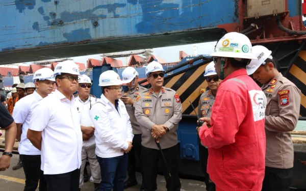 Thumbnail Berita - 10 Orang Meninggal di Kebakaran Kapal Federal II Galangan Kapal PT ASL Kepri, Kapolda: Penyelidikan Masih Berlangsung