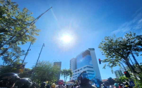 Thumbnail Berita - Musim Hujan Tapi Suhu Masih 'Membara?' BMKG Ungkap Penyebabnya