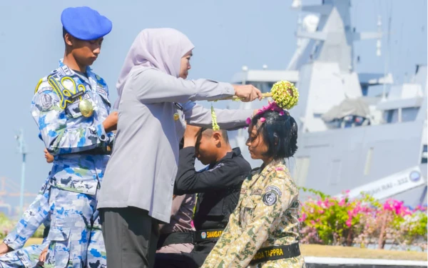 Thumbnail Berita - Khofifah Pimpin Pembaretan 1.346 Siswa SMA Negeri Taruna Se-Jatim