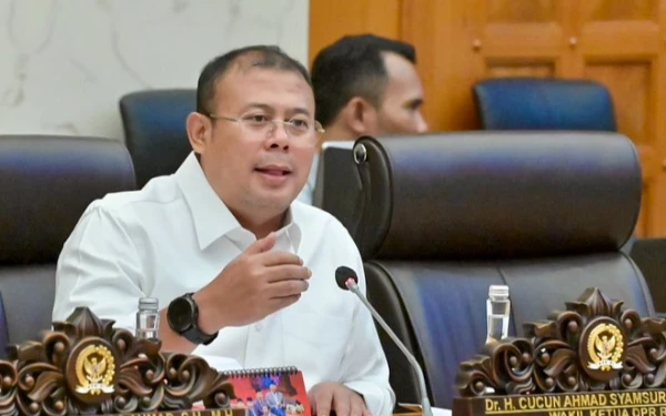 Thumbnail Berita - DPR Minta Izin Siar Trans7 Diaudit dan Dievaluasi Menyeluruh