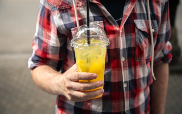 Thumbnail Berita - Minum Es Bikin Batuk, Mitos atau Fakta?