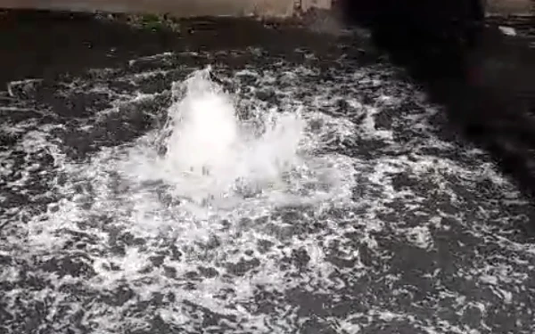 Thumbnail Berita - Semburan Air Berbau Gas di Kali Gunung Anyar Surabaya Gegerkan Warga, PGN Turun Tangan