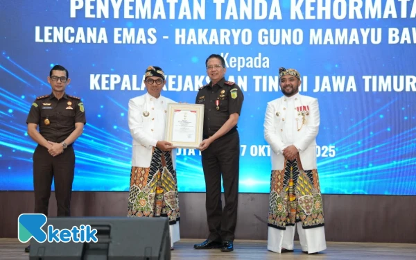 Thumbnail Berita - Pemkot Batu Berikan Lencana Emas Hakaryo Guno Mamayu Bawono ke Kajati Jatim
