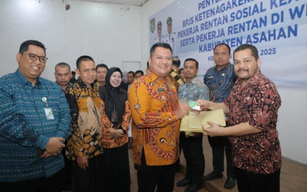 Thumbnail Berita - 4.900 Pekerja Rentan di Asahan Terima Kartu BPJS Ketenagakerjaan dari Wakil Bupati Rianto