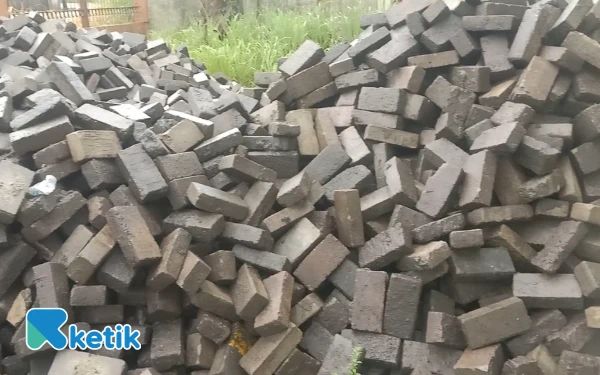 Thumbnail Berita - Material Lama Masih Mulus, Anggaran Tetap Lurus: Proyek Pasar Rangkasbitung Diduga Pemborosan?