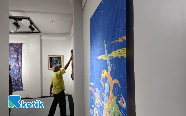 Thumbnail 10 Perupa Pamerkan Lukisan Batik di Taman Budaya Jawa Timur, Jadi Tempat Salurkan Ekspresi Diri
