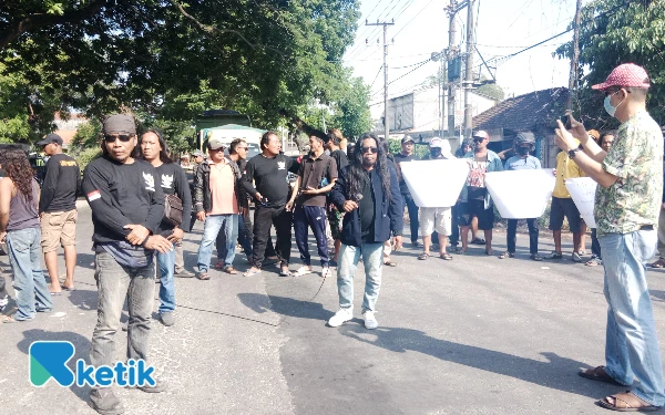 Thumbnail Berita - Truk Galian C Langgar Aturan, Laskar Pantura Bersatu Desak Penegakan Tegas dari Pemkab Gresik