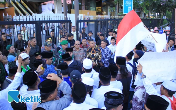 Ratusan Santri Sampang Gelar Demo di Surabaya, Tuntut Chairul Tanjung Minta Maaf
