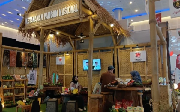 Thumbnail Berita - Dinas Ketahanam Pangan Ngawi Promosikan Produk Unggulan  lewat Konsep Autentik di JatimFest 2025