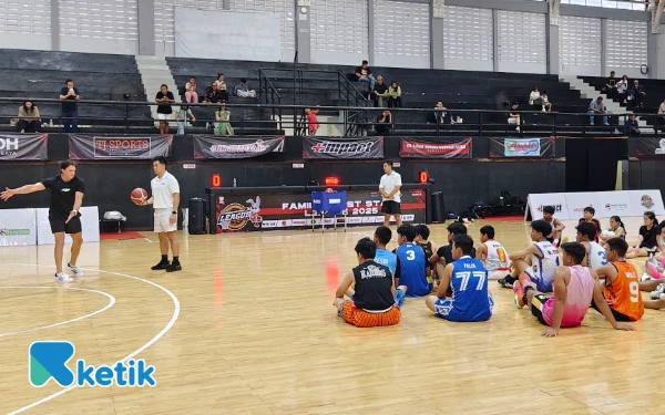 Thumbnail Berita - Mengintip Keseruan Coaching Clinic Bareng Stephen Metcalfe, Pelatih Asal AS Kaya Pengalaman