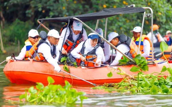 HUT Korps Marinir dan World Clean Up Day, Gubernur Khofifah dan Marinir Bersih-Bersih Sungai