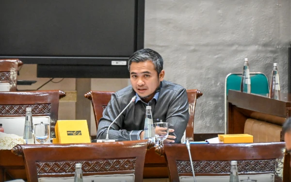 Thumbnail Berita - DPR Ingatkan Trans7 Jangan Lupakan Sejarah! Kiai dan Santri Jadi Kekuatan Kemerdekaan RI