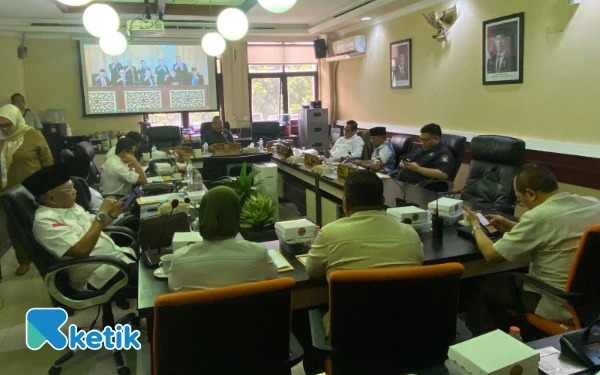 Thumbnail Berita - DPRD Surabaya Soroti Kinerja Satpol PP, Fokus pada SDM dan Penguatan Linmas