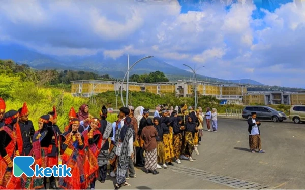 Thumbnail Berita - Sejarah! Kirab Budaya 2025 UIN Malang Pertama Kali Digelar di 'Kampus Atas Awan'‎