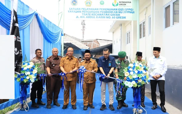 Thumbnail Berita - Bupati Gresik Resmikan SPPG Dapur Hibrid di Yayasan PPNU Trate, Kolaborasi Penuhi Gizi Anak Sekolah