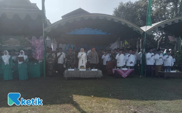 Thumbnail Berita - Ratusan Santri Tuliskriyo Gelar Apel Akbar Hari Santri Nasional 2025, Kades Ajak Generasi Muda Teladani Perjuangan Ulama