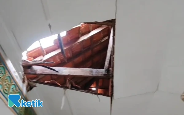 Thumbnail Berita - Miris! Musala Kantor Kecamatan Banyuates Sampang Memprihatinkan, Atap Bolong, Nyaris Ambruk