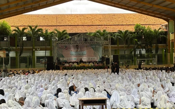 Thumbnail Berita - Beda dari Sebelumnya, HUT ke-75 SMKN 1 Surabaya Hadirkan Tabligh Akbar Penuh Makna Religius