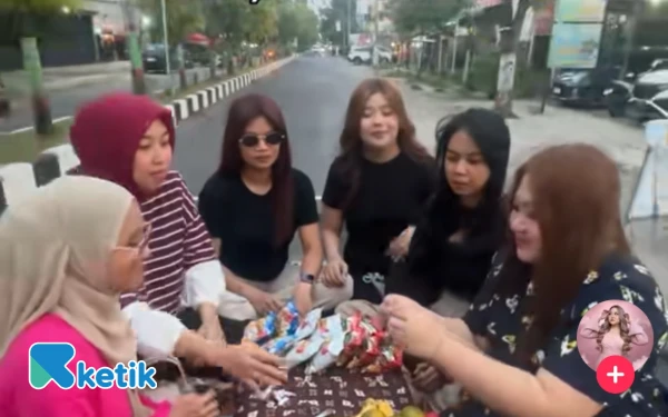 Viral! Enam Wanita cantik Gelar Arisan Keliling Kota Mojokerto Pakai Mobil Pickup